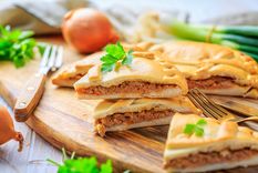 Receta paso a paso de tarta de atún: ¡ideal para tu menú semanal!.