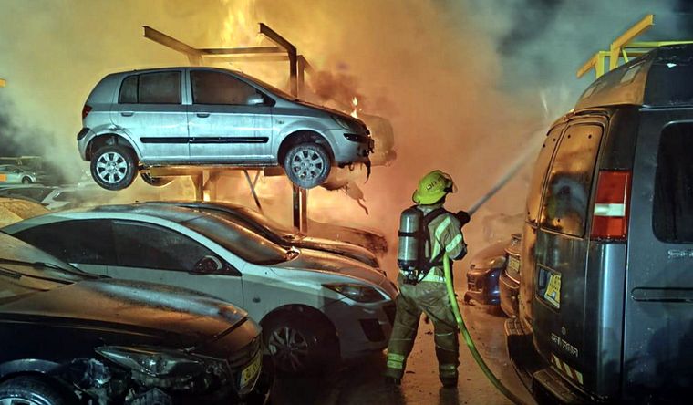 Irán bombardeó un edificio de estacionamiento de vehículos en Israel. Foto EFE Irán bombardeó un edificio de estacionamiento de vehículos en Israel. Foto EFE