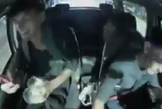 Jóvenes robándose un patrullero Foto: Captura Video