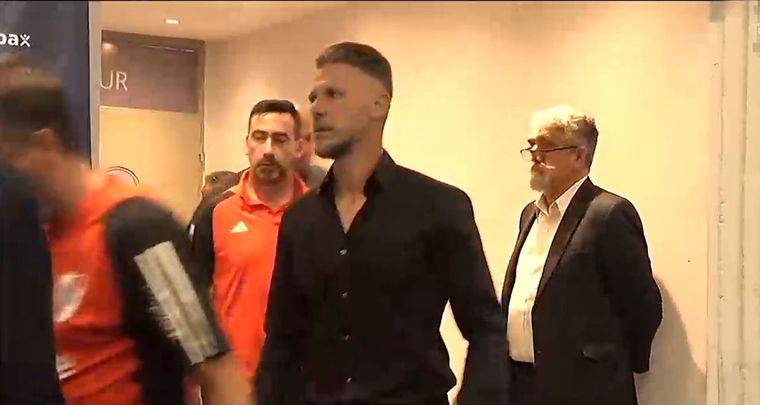 Demichelis, yendo al vestuario del árbitro. Foto: Captura