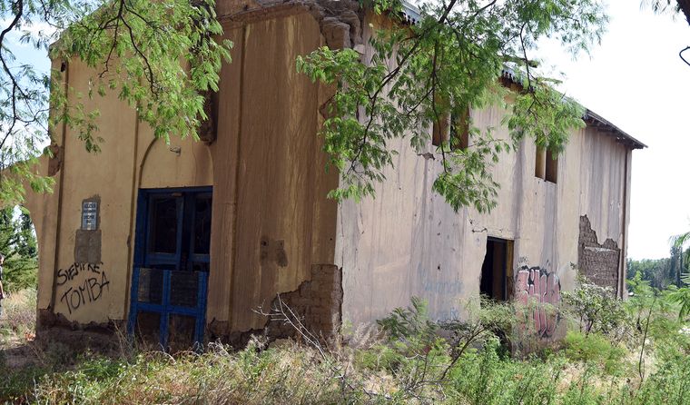 Entre escombros y adobe, la figura del Diez devuelve visibilidad a un templo que supo ser central para la comunidad. Entre escombros y adobe, la figura del Diez devuelve visibilidad a un templo que supo ser central para la comunidad.