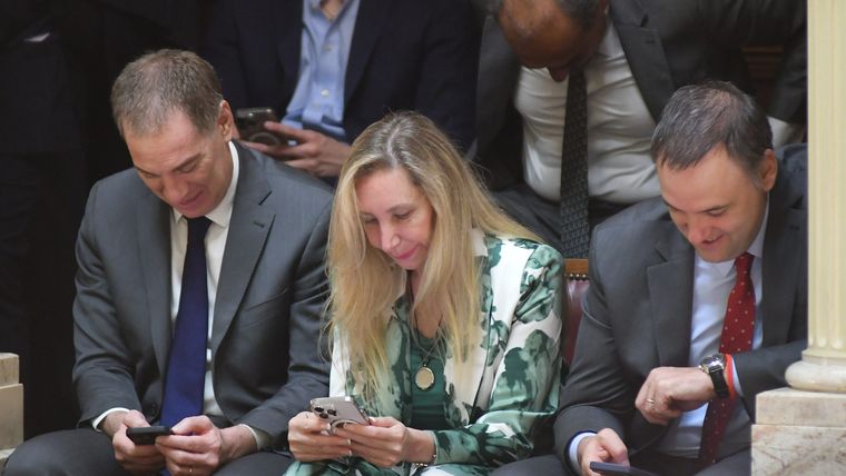 Karina Milei junto a Diego Santilli y Manuel Adorni en el palco en el Senado.