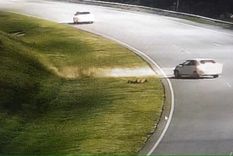 El momento en que los ocupantes del Toyota Corolla arrojan a la banquina al policía que venían arrastrando por 6 kilómetros. Foto: Captura de video