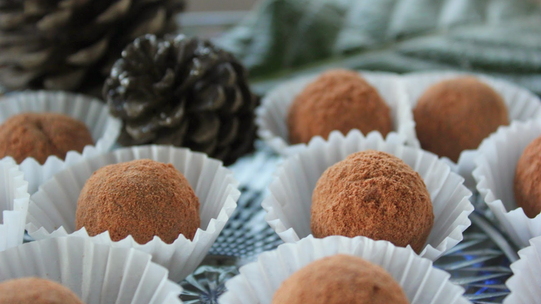 Esta receta nació en 1920 por accidente, cuando un aprendiz derramó crema caliente sobre chocolate. Esta receta nació en 1920 por accidente, cuando un aprendiz derramó crema caliente sobre chocolate.