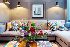 Un sofá grande es un espacio pequeño es propicio cuando un individuo es el anfitrión y quiere recibir invitados. Foto: Zulufish