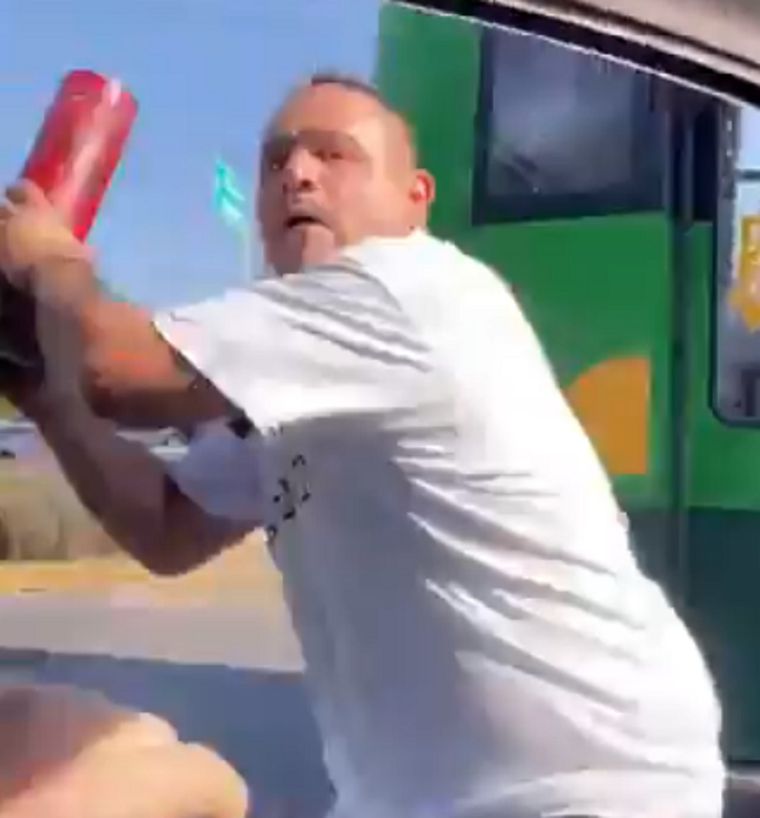 El chofer de colectivo golpeó y le destrozó el auto a otro conductor