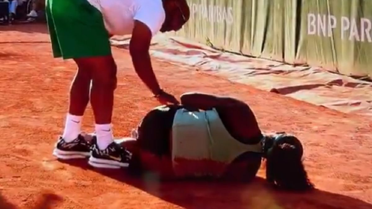 Dramática escena en Roland Garros: una tenista salió en silla de ruedas tras sufrir una dura lesión