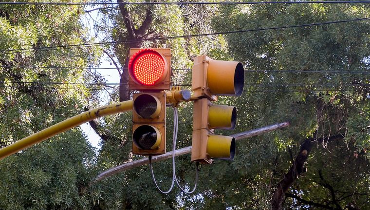 El proyecto busca coordinar semáforos en tiempo real y mejorar la movilidad en corredores estratégicos del Área Metropolitana de Mendoza.