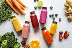 El jugo natural que te ayuda a tener un vientre plano Puedes agregar este jugo en tu alimentación, pero es recomendable consultar con un profesional antes de realizar cambios significativos en tu dieta. Foto: Pexels