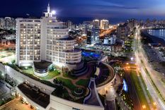 Una imagen nocturna de Enjoy Punta del Este. Foto: Enjoy