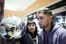 El orbe genera una imagen del iris que la traduce y la convierte en un código de identidad único.