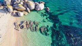 La playa de España con arena blanca y aguas turquesas. La playa de España con arena blanca y aguas turquesas.