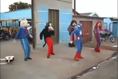 Muy gracioso, Mickey, Capitán América y otros bailando música brasilera