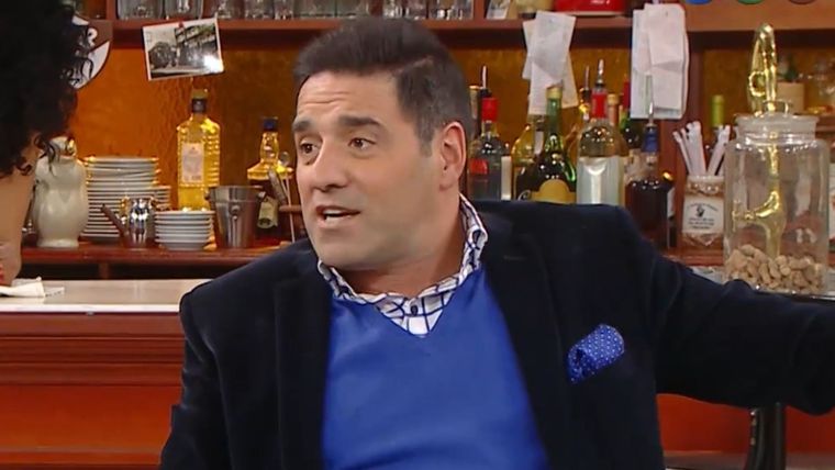Mariano vuelve a la conducción y el bar vuelve a prender sus luces. Foto: captura de video/ Telefe. 