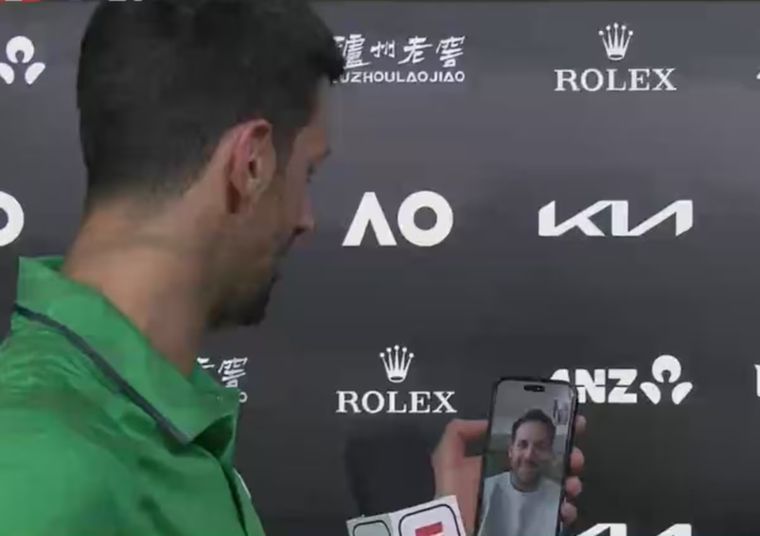 El serbio y el argentino compartieron un momento cargado de afecto tras la clasificación de Djokovic a la final en Melbourne.