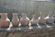 Vasijas antiguas de cámaras subterráneas, encontradas en la aldea de Urkaraj, Rusia. Foto: RT
