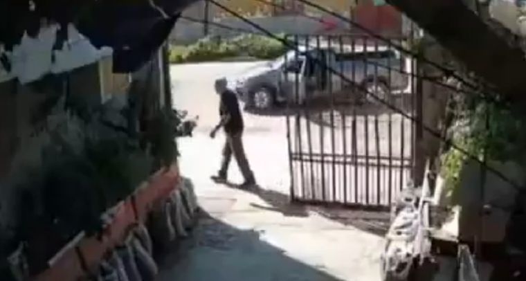 Las cámaras de seguridad captaron la secuencia en la que los ladrones arrancan la camioneta y arrastran a la víctima.