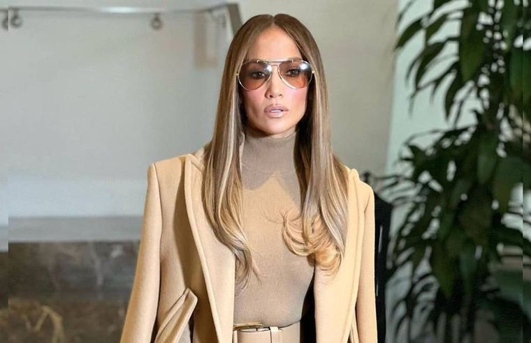 Jennifer López posiciona sus lujosos bolsos en sencillos looks deportivos Foto: Instagram