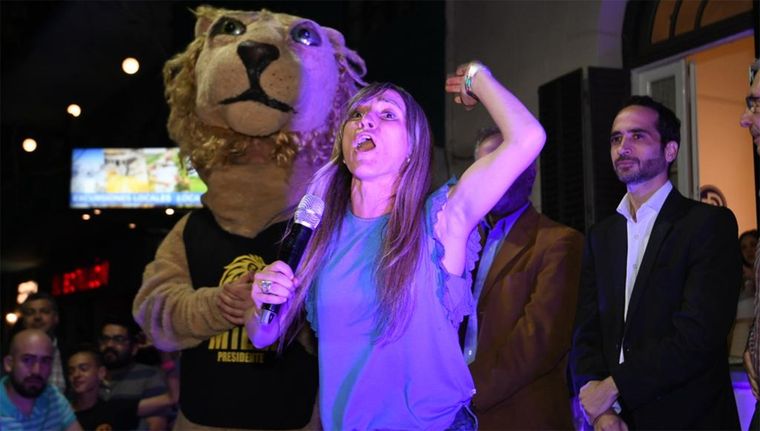 Mercedes Llano celebra con el león detrás. Foto: Alf Ponce Mercado/MDZ