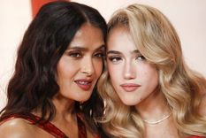 Valentina Paloma y Salma Hayek brillaron en la alfombra roja de los Oscar.