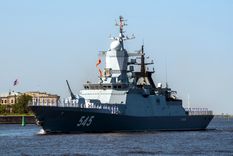 El buque militar Stoikiy de Rusia navega cerca de las islas de Gran Bretaña. Foto: Shutterstock