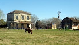 Casonas antiguas, panaderías y calles tranquilas hacen de Azcuénaga un refugio de paz y tradición en plena llanura bonaerense.