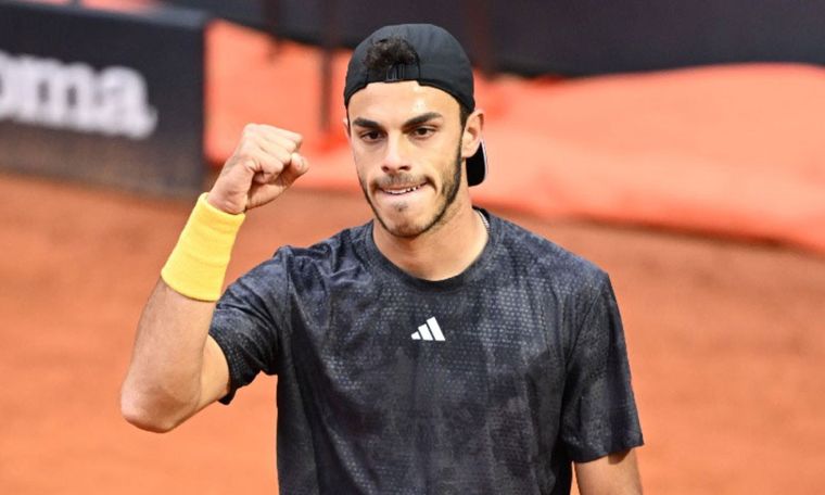 Francisco Cerúndulo celebra el triunfo ante Sinner. Foto: @InteBNLdItalia