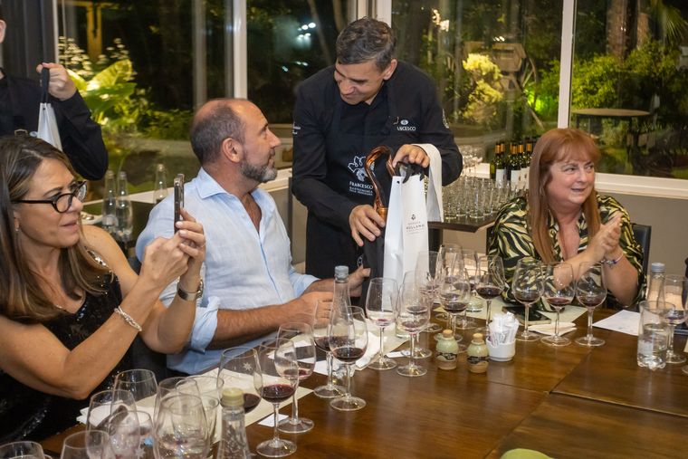 Juan Pablo Candisano recibe un presente de parte de Francesco y Michel Rolland. Juan Pablo Candisano recibe un presente de parte de Francesco y Michel Rolland.