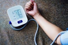 Mantén una dieta equilibrada, reduce el consumo de sal, realiza actividad física regular... Foto: Archivo