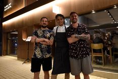 Matías Bismach (izquierda), junto a Emiliano Gruini (derecha) y Emanuel Facello son los creadores de Flor del Desierto, restaurante que comanda Aris Pabón (al centro). Foto: Marcos García/MDZ