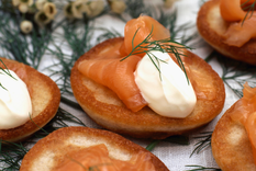 Blinis irresistibles: salmón ahumado y crema agria en cada bocado Foto: Shutterstock