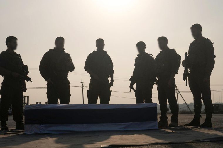 El Instituto Forense Abu Kabir de Tel Aviv determinó que el cadáver devuelto este domingo por Hamás en Gaza pertenece al soldado Hadar Goldin (Foto: EFE).