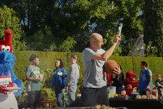 La particular escena que protagoniza Manu Foto: NBA