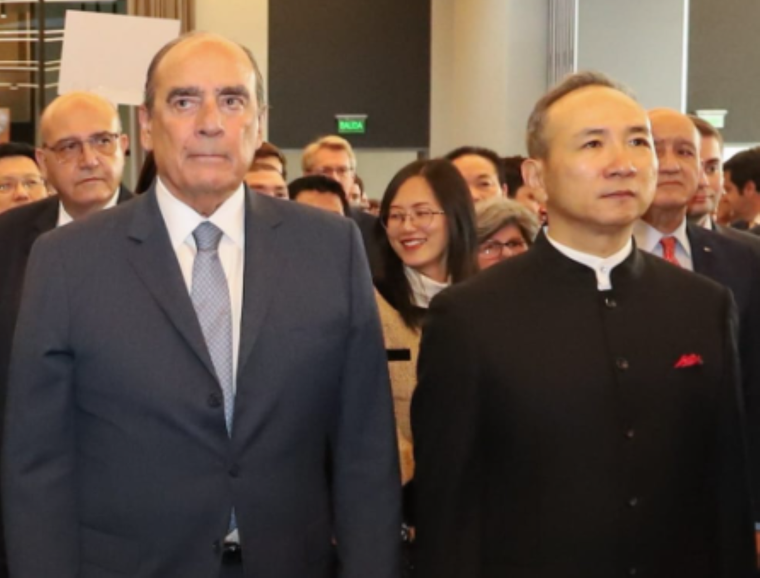 El embajador de China en el país se mostró listo para promover la cooperación en todos los aspectos.