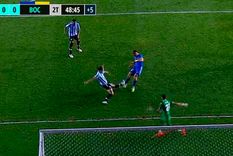 Dos minutos antes de la mano del escándalo, hubo un penal de Orbán a Vázquez por el que nadie reclamó. Dos minutos antes de la mano del escándalo, hubo un penal de Orbán a Vázquez por el que nadie reclamó.