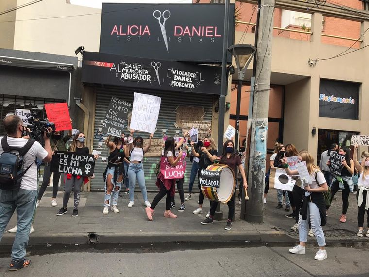 El escrache al peluquero acusado de varios abusos tuvo efecto y la policía lo detuvo