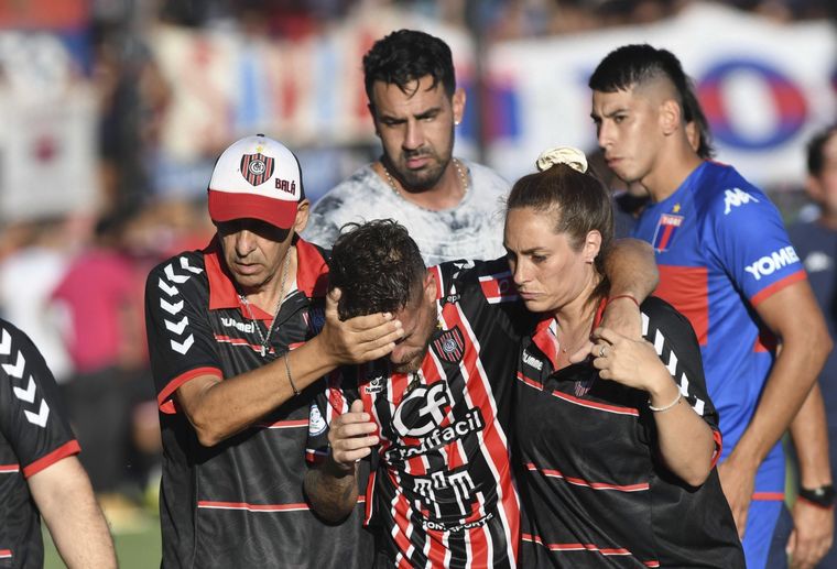 Brandán, ya agredido, con la mirada del capitán de Tigre. Foto: Télam