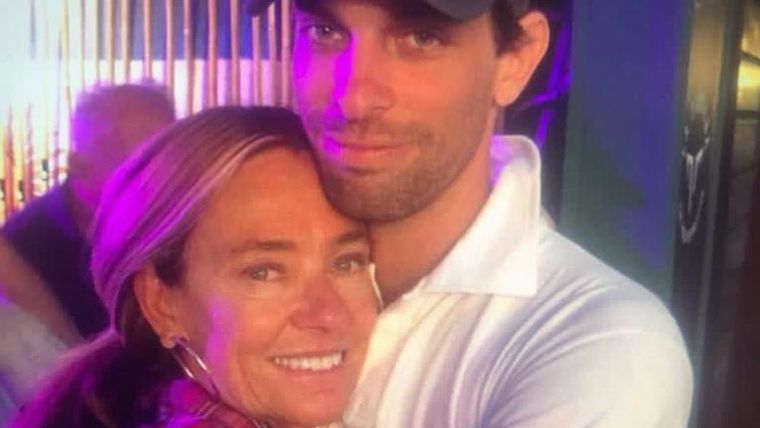 Clemente Zavaleta, junto a su madre María Emilia, de las Trillizas de Oro