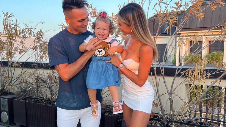 Agustina Gandolfo, Nina y Lautaro Martínez. Familia feliz. Foto: @agus.gandolfo