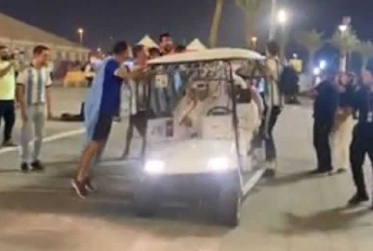 Los hinchas argentinos deliraron al enterarse de que Brasil quedó afuera y le robaron un carrito de golf a unos qataríes.