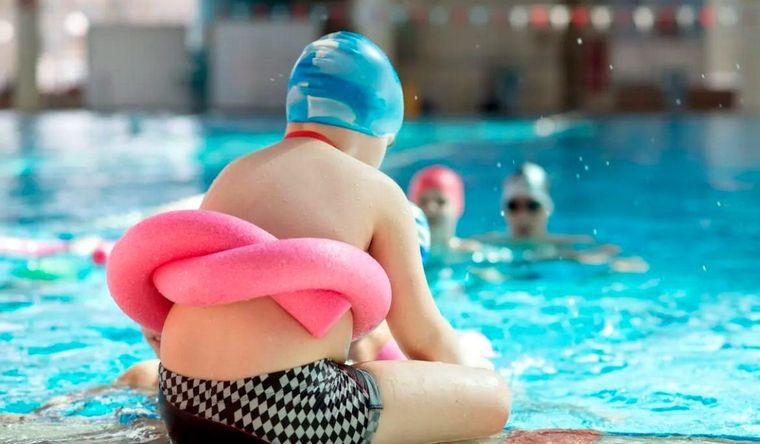 pileta piscina menores de edad Desde muy pequeños, las niñas y los niños pueden aprender a nadar. Foto: Efe.