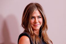 Jennifer Aniston recurre a un básico como un jean y lo combina con una chaqueta negra para crear un estilo elegante y descontracturado. Foto: Instagram