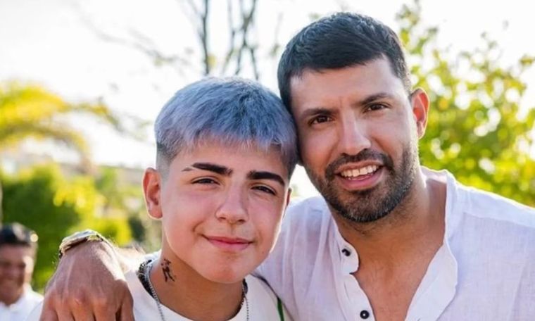 Benjamín Agüero, el hijo del Kun Agüero y de Gianinna Maradona, está de novio El ex futbolista lo contó en Twitch y el adolescente lo blanqueó en un posteo
