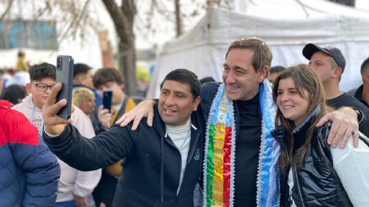 El intendente platense Julio Garro, participando con la comunidad boliviana de las festividades de la Virgen de Copacabana Foto: Twitter