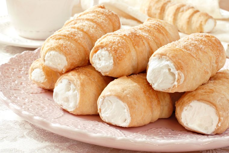 Cañoncitos dorados y suaves: receta imperdible con crema pastelera.
