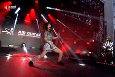 Guitarra imaginaria Nanami, durante su actuación en el Mundial. Foto: AirGuitarWorl Champion2023.