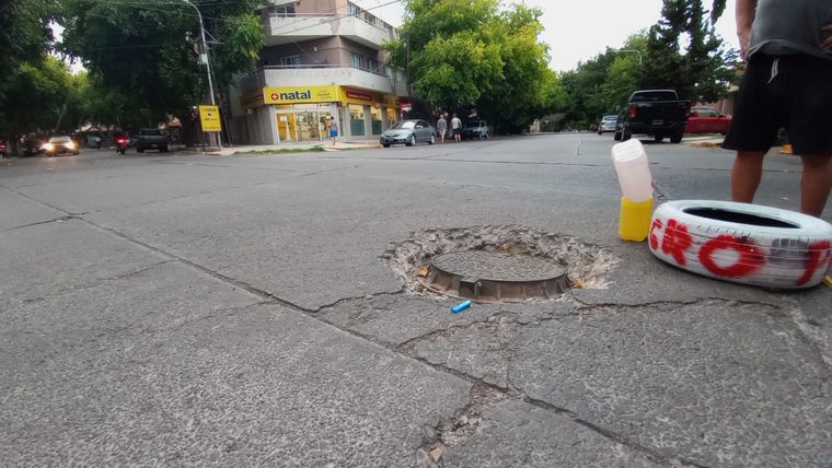 El bache en calle Godoy y Rivero de Las Heras. Foto: Alf Ponce /MDZ