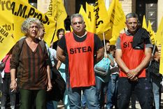 Raquel Blas con gremios protestando en Casa de Gobierno. Foto: Rodrigo DAngelo / MDZ
