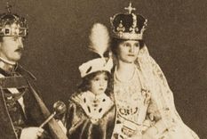 La familia real austriaca poco antes de la caída de la dinastía Habsburgo austrohúngara. El último emperador Carlos I, aquí con su heredero Otto, y la emperatriz Zita, quien hizo desaparecer el diamante Florentino.