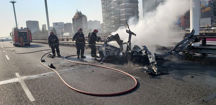 Bomberos de Buenos Aires trabajan en la camioneta que explotó